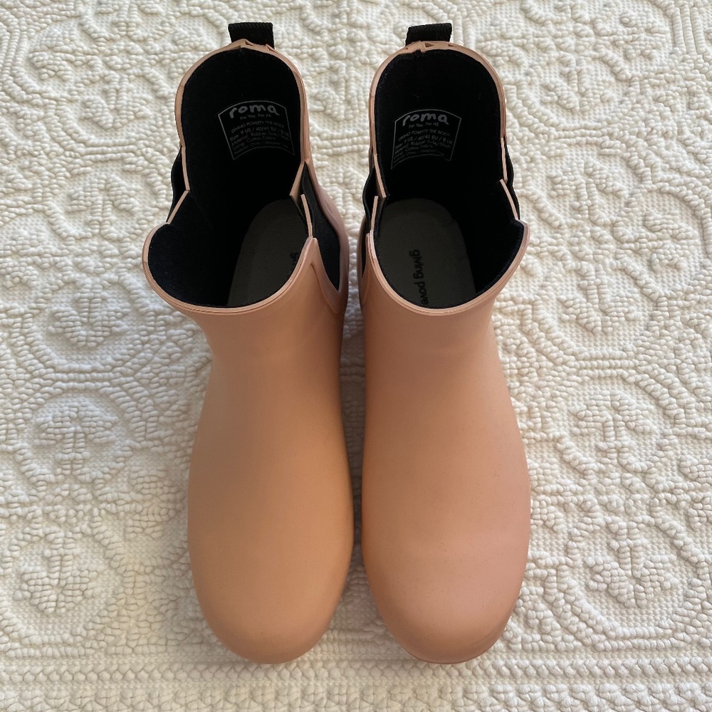 Rain Boots. Roma waterproof Rain Boots. Peach, Size 9.